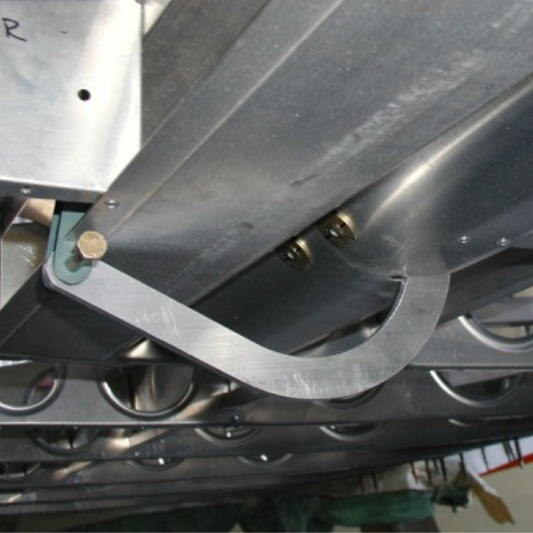 D & E AILERON / FLAP HINGE (PIPER TYPE)