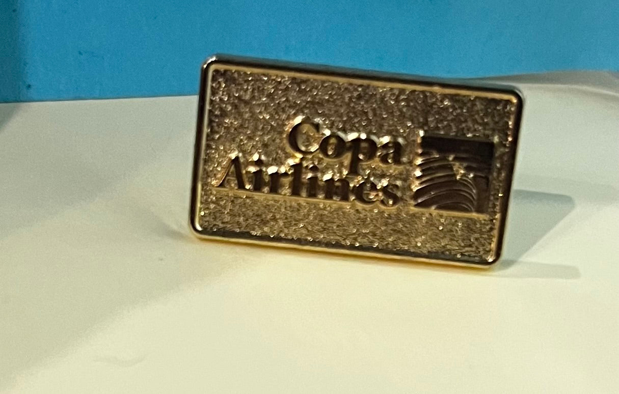 PIN DE COPA AIRLINES EN DORADO CON LOGO