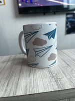 Load image into Gallery viewer, TAZA ESTAMPADO DE AVIÓN DE PAPEL
