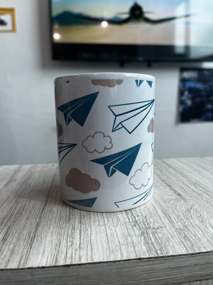 TAZA ESTAMPADO DE AVIÓN DE PAPEL