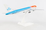 Load image into Gallery viewer, AVIÓN A ESCALA SKYMARKS KLM 777-300ER 1/200 ORANGE PRIDE W/GEAR
